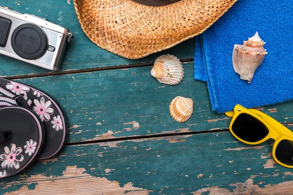 Concepto de vacaciones: Mesa de madera vintage con accesorios de vacaciones: St —  Fotos de Stock