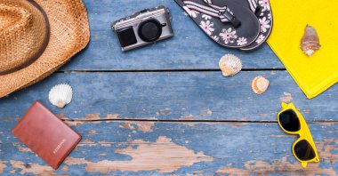 Tatil kavramı: Vintage ahşap masa tatil aksesuarları ile: St