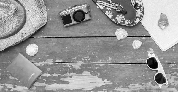 Conceito de férias: Mesa de madeira vintage com acessórios de férias: St — Fotografia de Stock