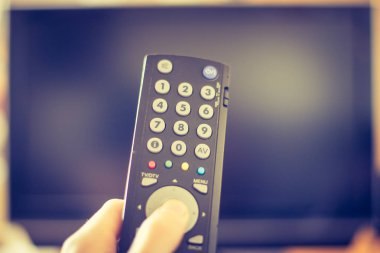 Tv uzaktan kumandası, akıllı Tv erkek elini tutuyor.