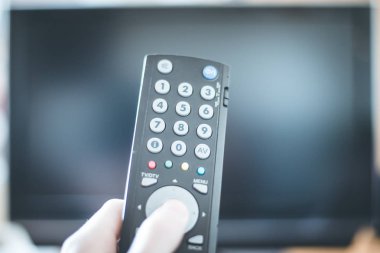 Tv uzaktan kumandası, akıllı Tv erkek elini tutuyor.