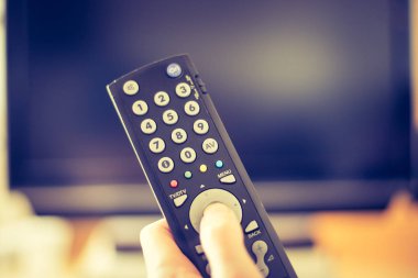 Tv uzaktan kumandası, akıllı Tv erkek elini tutuyor.