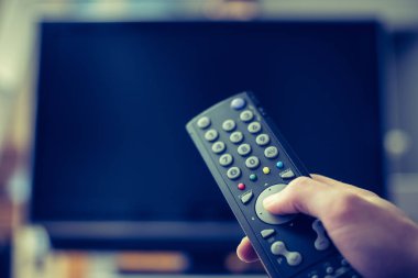 Tv uzaktan kumanda, bir akıllı akış erkek elini tutuyor.