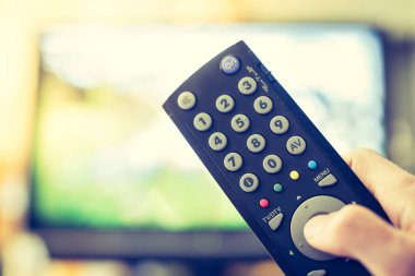 Tv uzaktan kumanda, bir akıllı akış erkek elini tutuyor.