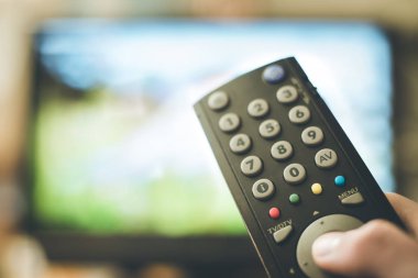 Tv uzaktan kumanda, bir akıllı akış erkek elini tutuyor.
