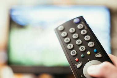 Tv uzaktan kumanda, bir akıllı akış erkek elini tutuyor.