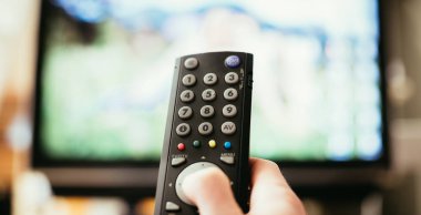 Tv uzaktan kumanda, bir akıllı akış erkek elini tutuyor.