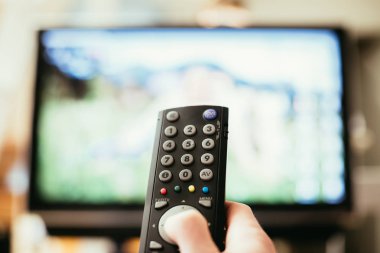Tv uzaktan kumanda, bir akıllı akış erkek elini tutuyor.