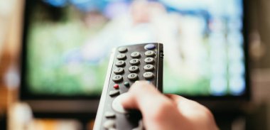 Tv uzaktan kumanda, bir akıllı akış erkek elini tutuyor.