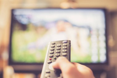 Tv uzaktan kumanda, bir akıllı akış erkek elini tutuyor.