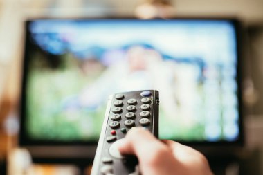 Tv uzaktan kumanda, bir akıllı akış erkek elini tutuyor.
