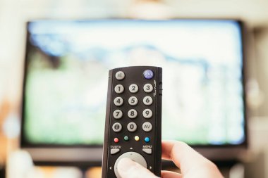 Tv uzaktan kumanda, bir akıllı akış erkek elini tutuyor.