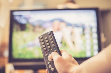 Tv uzaktan kumanda, bir akıllı akış erkek elini tutuyor.