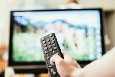 Tv uzaktan kumanda, bir akıllı akış erkek elini tutuyor.