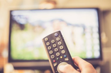 Tv uzaktan kumanda, bir akıllı akış erkek elini tutuyor.