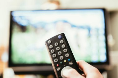 Tv uzaktan kumanda, bir akıllı akış erkek elini tutuyor.