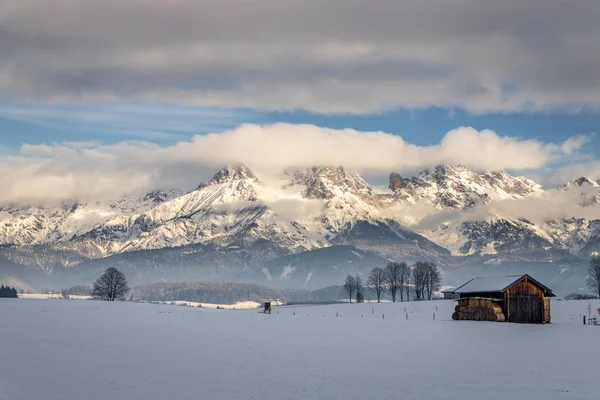 Снігові гори, луг та хижа, краєвид в Австрії — стокове фото