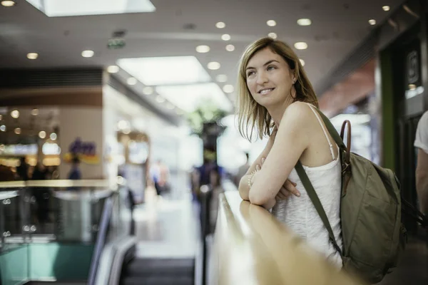 Jong meisje in de mall, gelukkig — Stockfoto