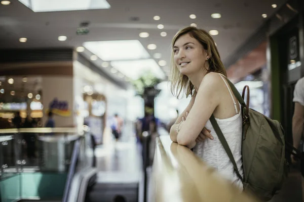Jong meisje in de mall, gelukkig — Stockfoto