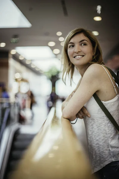 Fiatal lány a plázában, boldog — Stock Fotó