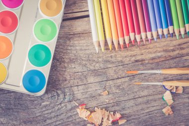 Yaratıcılık: Çok renkli kalemler, su renk ve r üzerinde fırçalar