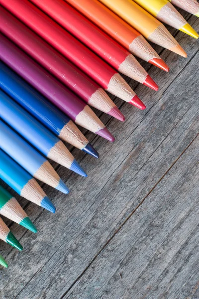 Creatividad: Lápices multicolores sobre mesa de madera rústica — Foto de Stock