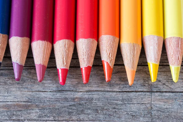 Kreativitás: Multi-színes ceruzák rusztikus, fából készült asztal — Stock Fotó