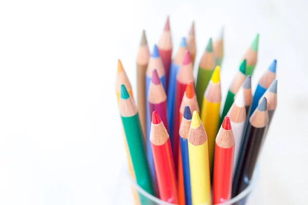 Creatividad: Lápices de colores en una lata sobre una mesa de madera rústica, whi — Foto de Stock