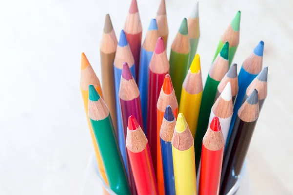 Creatividad: Lápices de colores en una lata sobre una mesa de madera rústica, whi — Foto de Stock