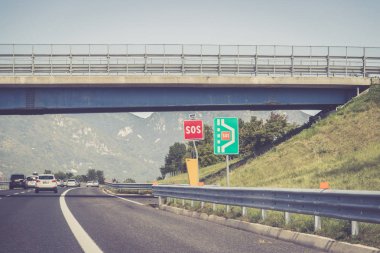 Sos işareti otobanda acil lane
