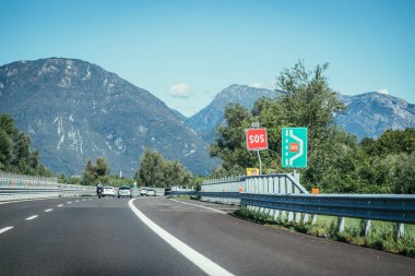 Sos işareti otobanda acil lane