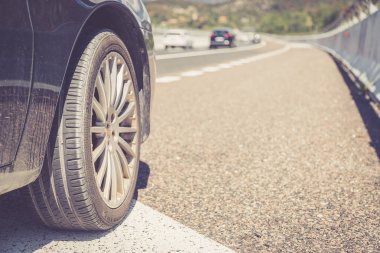Lastik bir araba acil Lane'de arıza
