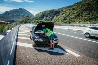 Yansıtıcı yelek mekanik kırık dökük bir ca onarmaya çalışmak