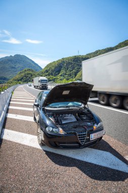 Motor kaputu karayolu üzerinde araç aşağı kırık