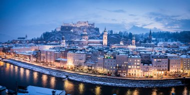 Noel zamanı, akşam, Austr karlı, Salzburg eski şehir