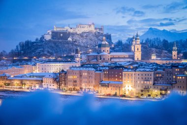 Noel zamanı, akşam, Austr karlı, Salzburg eski şehir