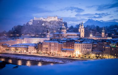 Noel zamanı, akşam, Austr karlı, Salzburg eski şehir