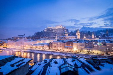 Noel zamanı, akşam, Austr karlı, Salzburg eski şehir
