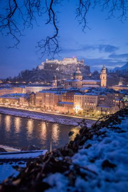 Noel zamanı, akşam, Austr karlı, Salzburg eski şehir