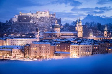 Noel zamanı, akşam, Austr karlı, Salzburg eski şehir