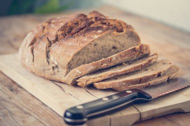 Taze ekmek dilimleri ahşap kesme tahtası, açık havada