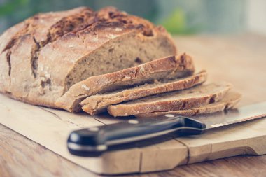 Taze ekmek dilimleri ahşap kesme tahtası, açık havada