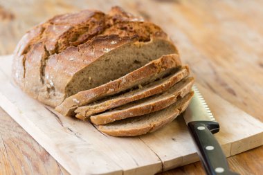 Taze ekmek dilimleri ahşap kesme tahtası, açık havada
