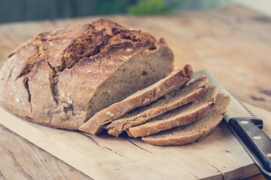 Taze ekmek dilimleri ahşap kesme tahtası, açık havada