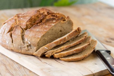 Taze ekmek dilimleri ahşap kesme tahtası, açık havada