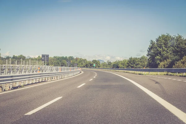 Leere Autobahn an einem sonnigen Sommertag — Stockfoto