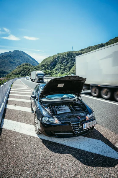 Bryts ned bil på motorvägen, motorhuven — Stockfoto