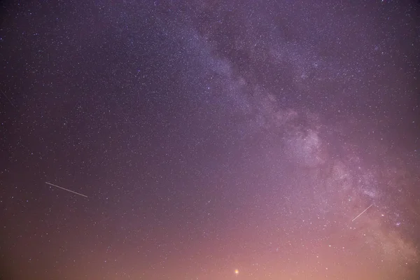 Cenário noturno: Estrelas, prado e uma árvore. Tons roxos e quentes — Fotografia de Stock