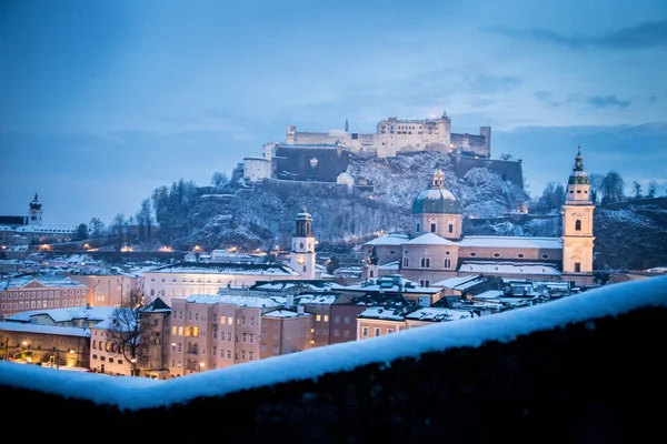 Salzburgo cidade velha na época do Natal, nevado à noite, Austr — Fotografia de Stock