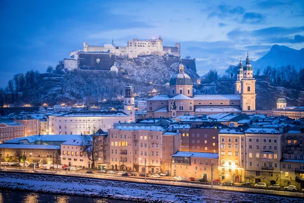 Noel zamanı, akşam, Austr karlı, Salzburg eski şehir — Stok fotoğraf